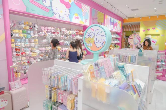 这届年轻人:背的不是包是情绪不朽情缘“包挂”风撬动消费市场(图2) 这届年轻人:背的不是包是情绪不朽情缘“包挂”风撬动消费市场(图2)