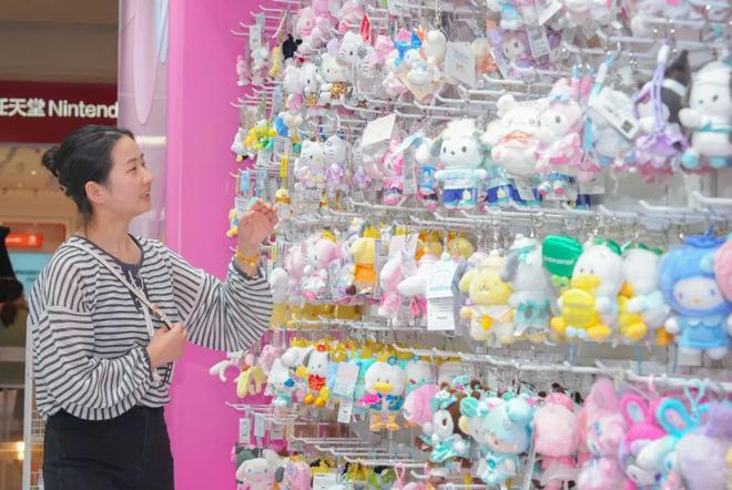 这届年轻人:背的不是包是情绪不朽情缘“包挂”风撬动消费市场(图3) 这届年轻人:背的不是包是情绪不朽情缘“包挂”风撬动消费市场(图3)