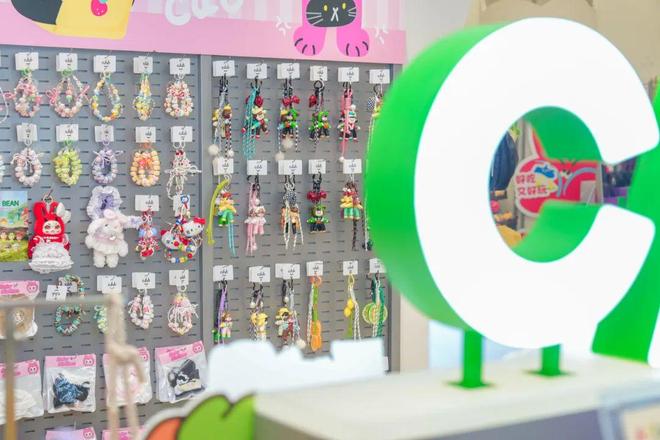 这届年轻人:背的不是包是情绪不朽情缘“包挂”风撬动消费市场(图5) 这届年轻人:背的不是包是情绪不朽情缘“包挂”风撬动消费市场(图5)