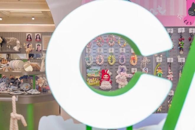 这届年轻人:背的不是包是情绪不朽情缘“包挂”风撬动消费市场(图8) 这届年轻人:背的不是包是情绪不朽情缘“包挂”风撬动消费市场(图8)