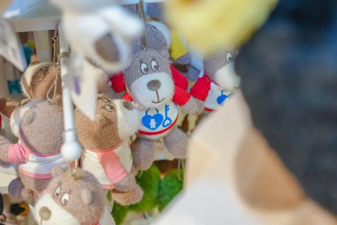 这届年轻人:背的不是包是情绪不朽情缘“包挂”风撬动消费市场(图7) 这届年轻人:背的不是包是情绪不朽情缘“包挂”风撬动消费市场(图7)